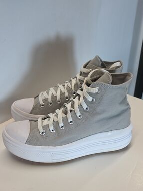 Converse Women's Gray High-Top Platform Sneakers with Star Size 10
